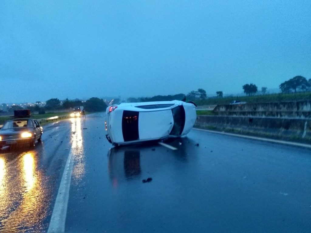 Veículo no Meio da Pista