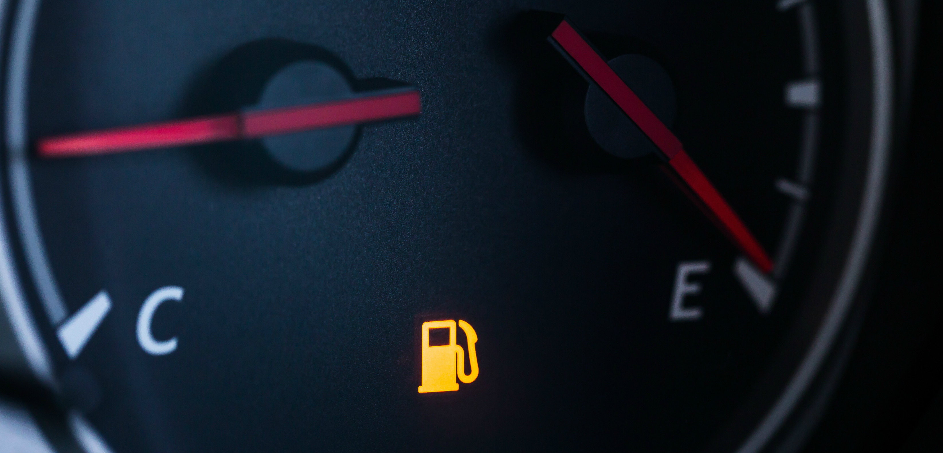 andar com o combustível na reserva