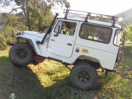 Veículo 4x4 Realizando Trilha
