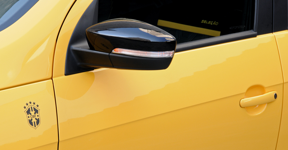 Adesivo da CBF e Retrovisor Estilizado