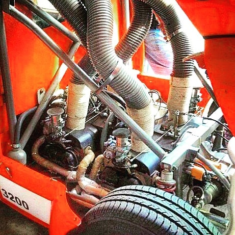 Reparem nas entradas de ar para refrigeração dos 8 cilindros boxer