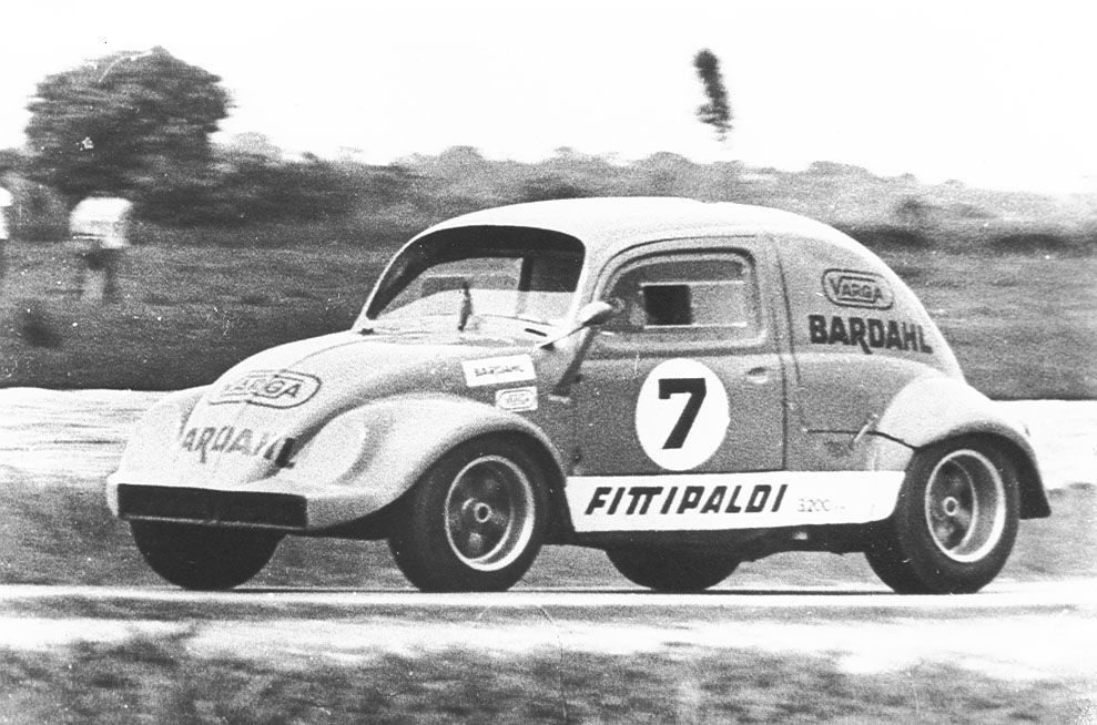 Reparem no para- brisas, que foi inclinado para fazer uma entrada de ar para refrigerar o boxer localizado atrás do motorista.