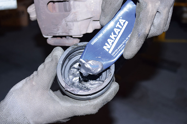 Aplicação da graxa na coifa