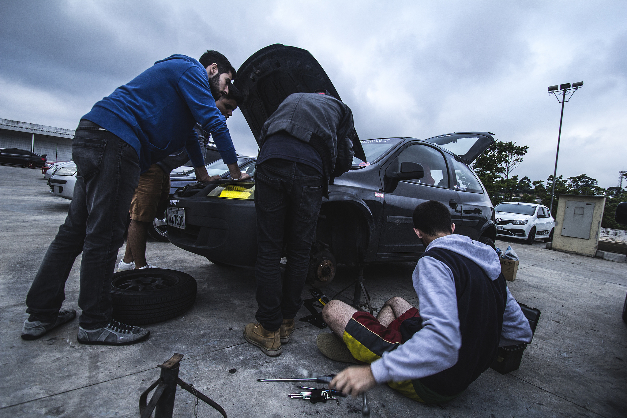 Ao invés de reunião para assistir futebol, é para mexer no carro.