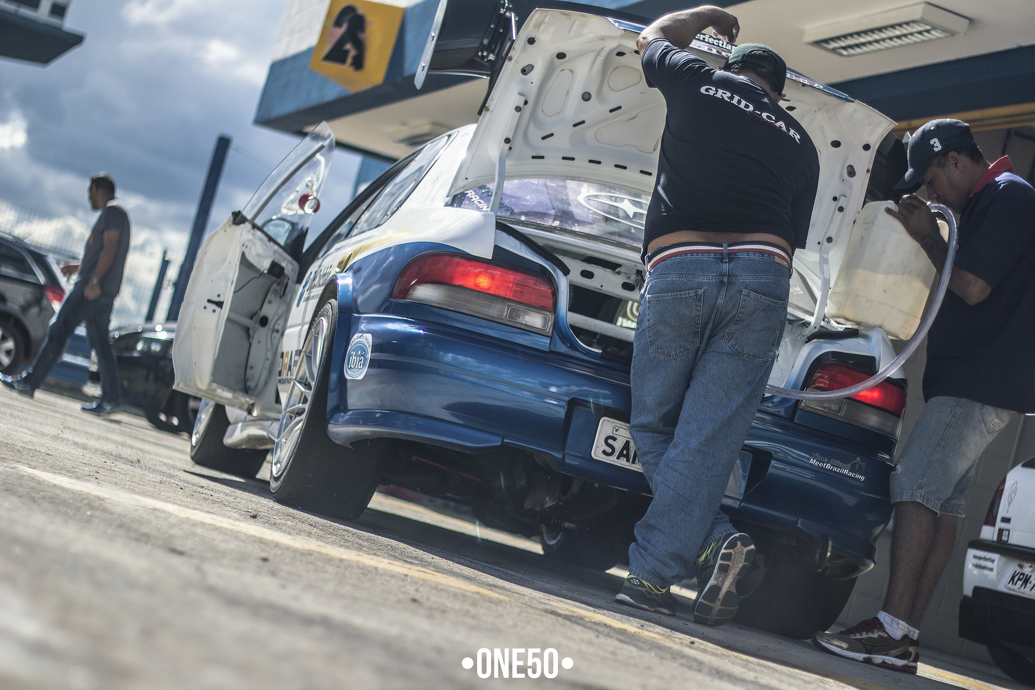 O celular acaba tendo mais fotos de carros do que de pessoas