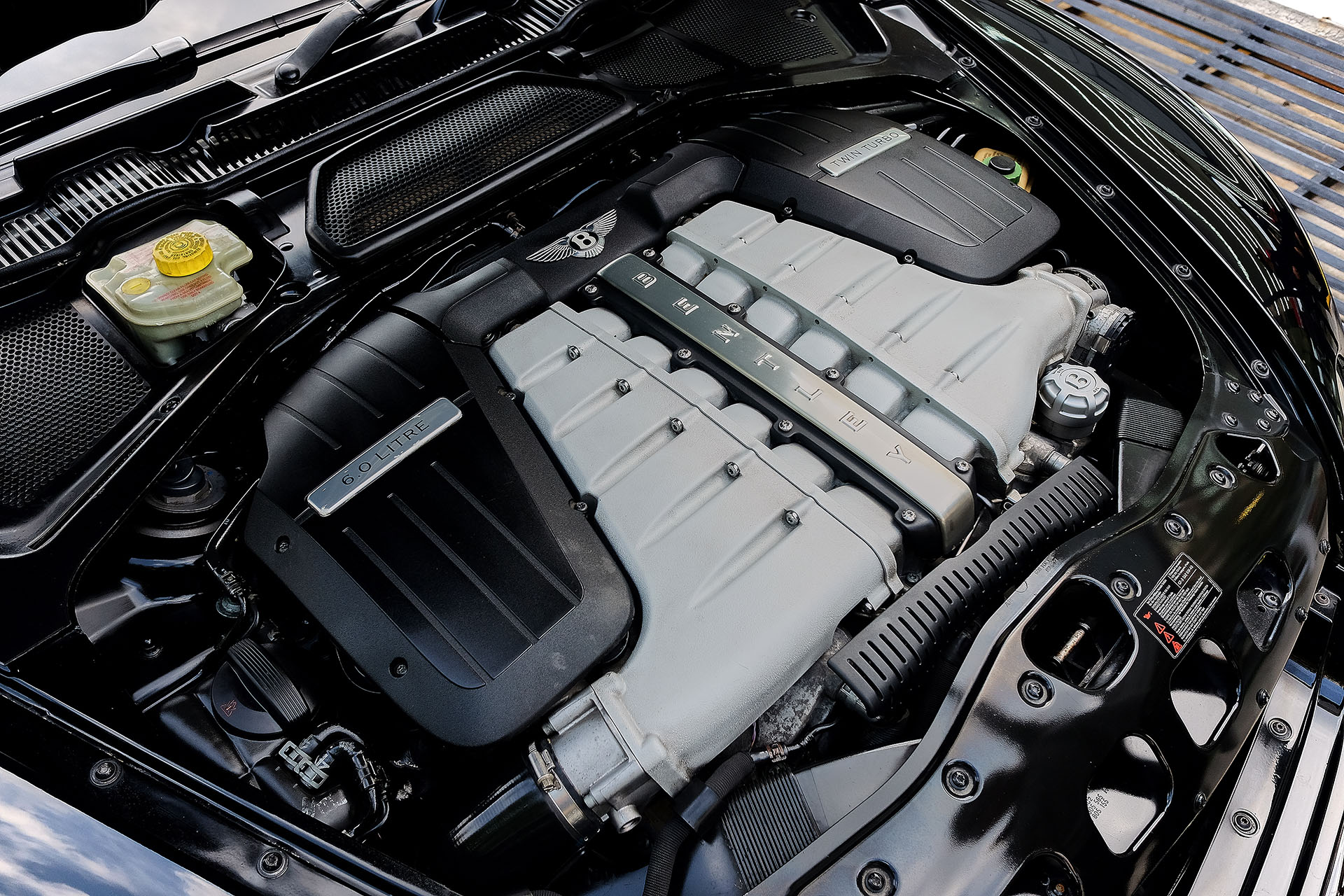 Veja o Processo de Montagem do Motor W12 Twin-Turbo da Bentley_shutterstock