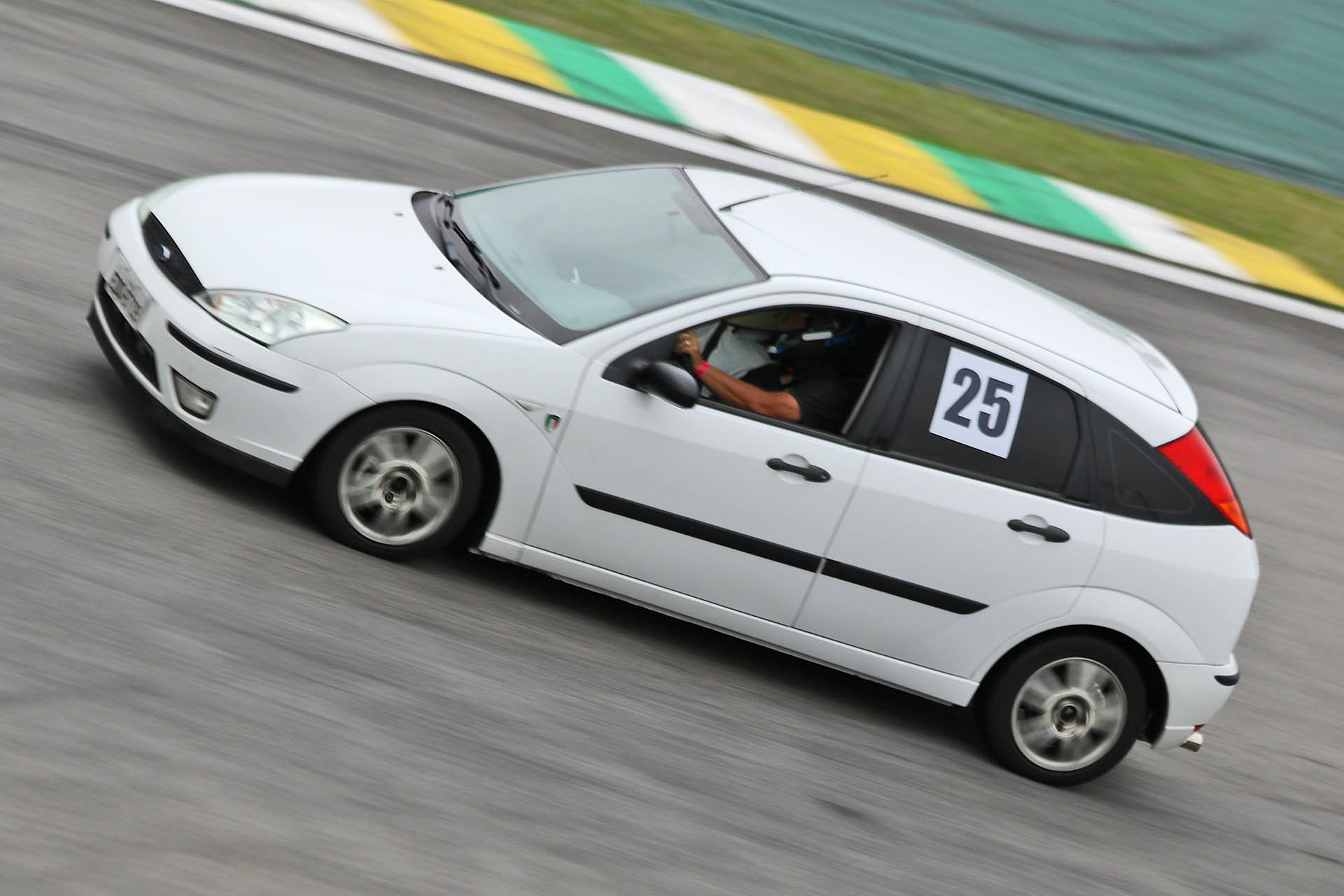 Resolva o problema de barulho na suspensão do Ford Focus