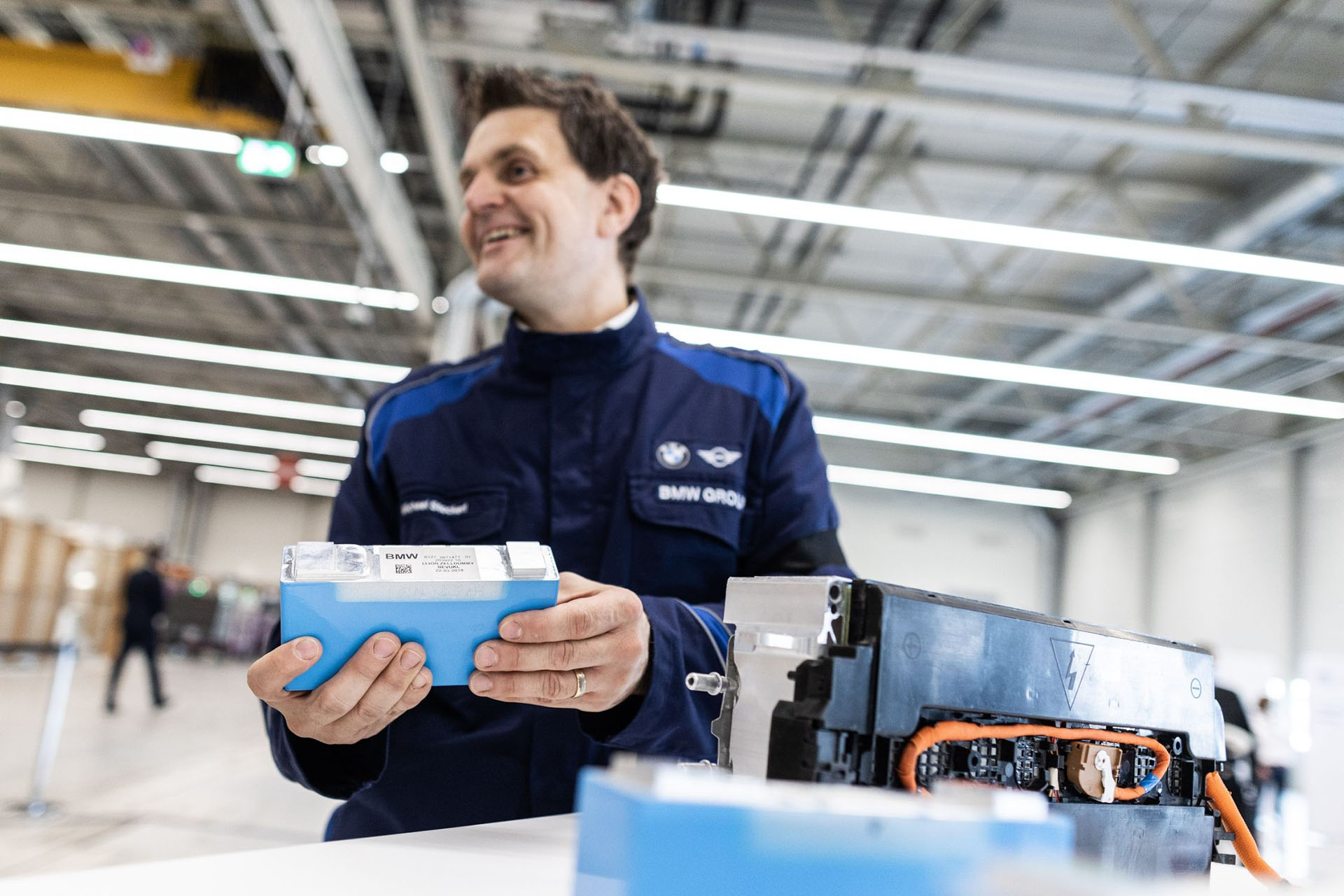 BMW Intensifica a produção de Baterias para carros elétricos